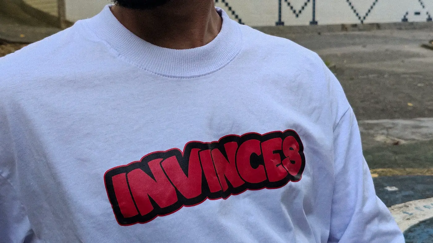 Aplicação da identidade InVinces em camiseta